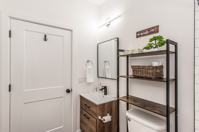 Building Photo - 2435 Master St