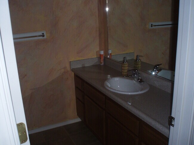 Building Photo - 3 Bedroom, 2 Bath Condo Fully Furnished