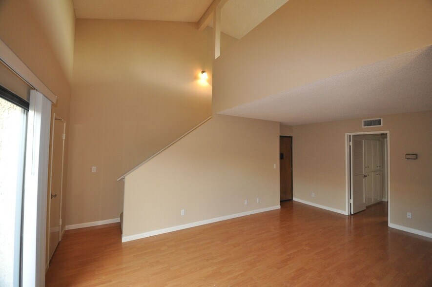 Building Photo - 14710 Burbank Blvd