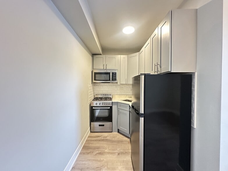 Building Photo - 503 W Belmont Ave