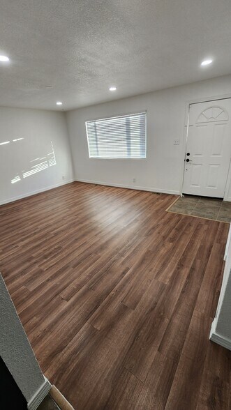 Building Photo - 14775 Robins Dr