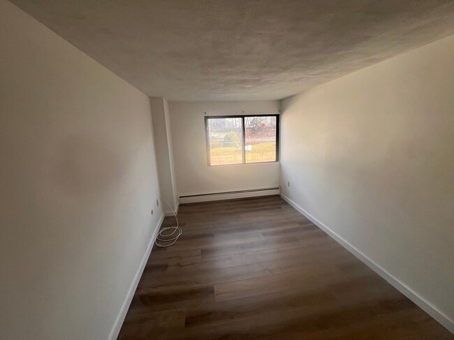 Building Photo - Beautifully Remodeled 3 bedroom Condo in H...