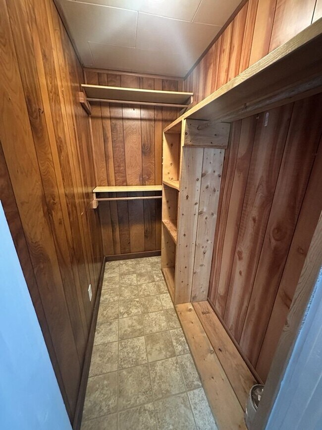 Building Photo - Fenced Yard! 2 Bedroom 1 Bathroom | Pet Friendly!