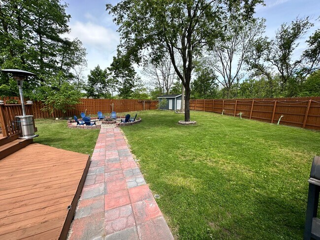 Building Photo - 3 bedroom, 2 Full Bathroom Single Family H...