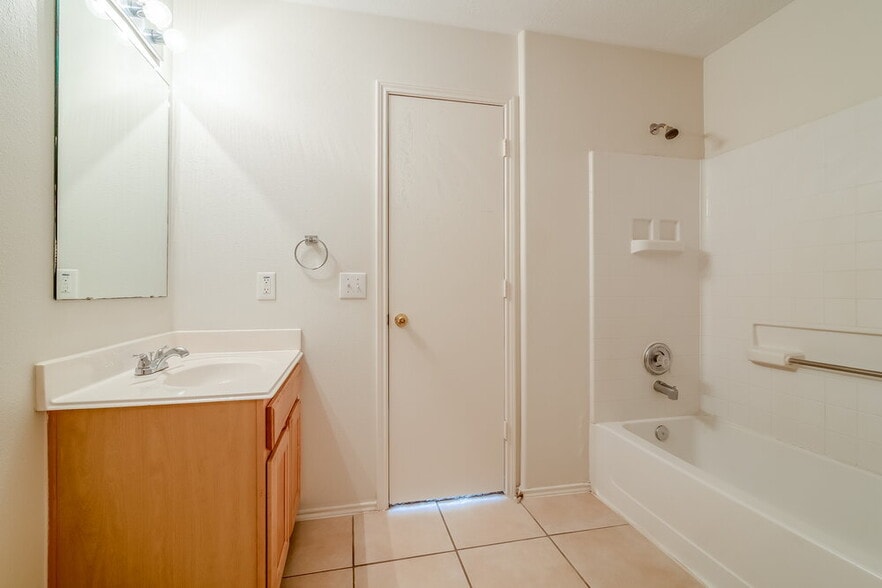 Building Photo - 3826 Rowlock Vine Dr