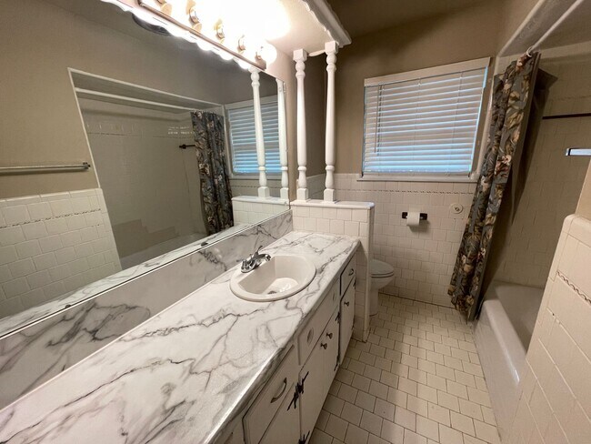 Building Photo - Large 2 bed! two bath, 2 car garage on a c...