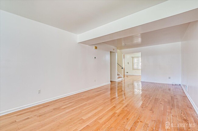 Building Photo - 536 Elsie Ave