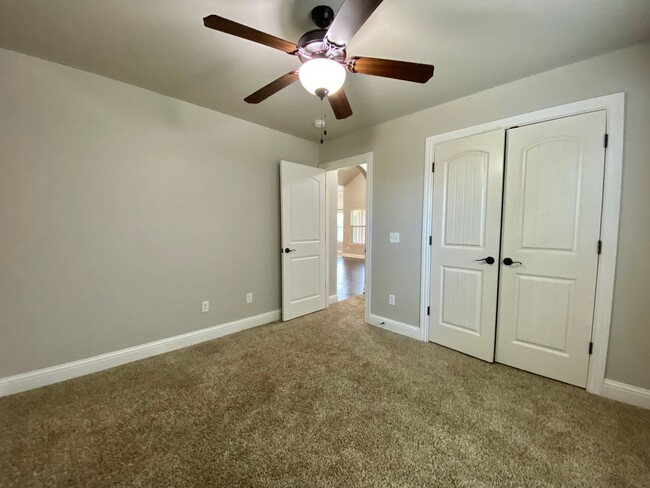 Building Photo - 4 Bed, 2 Bath in Gated Edmond Neighborhood