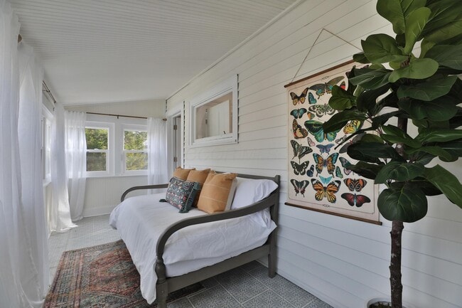 Building Photo - 398 W 5th Ave