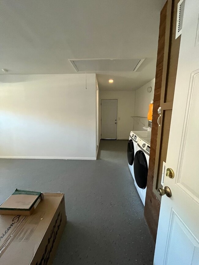 Building Photo - 3bdr 2 bth with a Bonus Room in Spring Val...