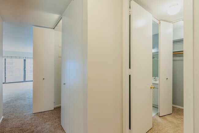 Building Photo - 2020 N Lincoln Park W