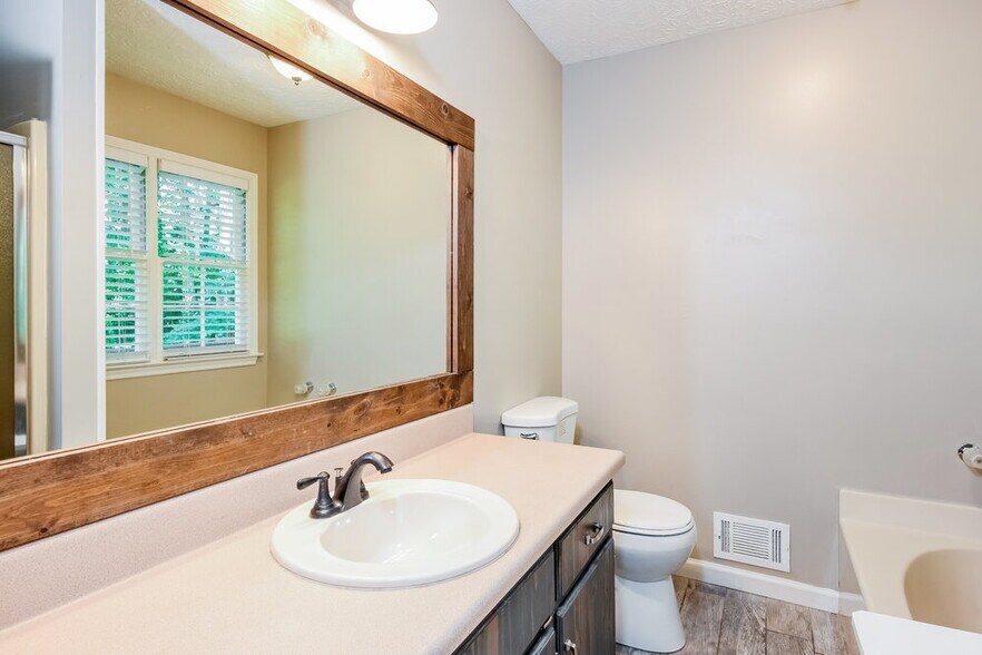 Building Photo - 503 Brooksdale Dr
