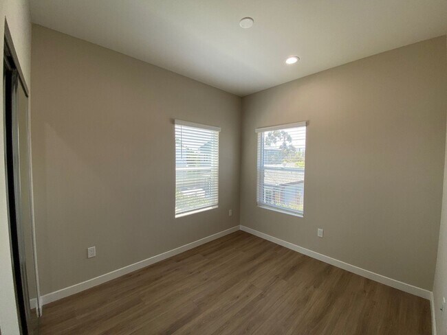 Building Photo - 5320-5320 E Falls View Dr