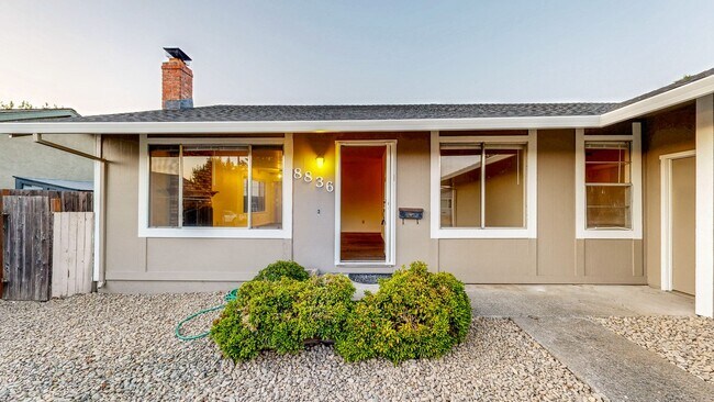 Building Photo - Bright 4 Bedroom 2 Full Bathroom Home with 2 Car Garage!