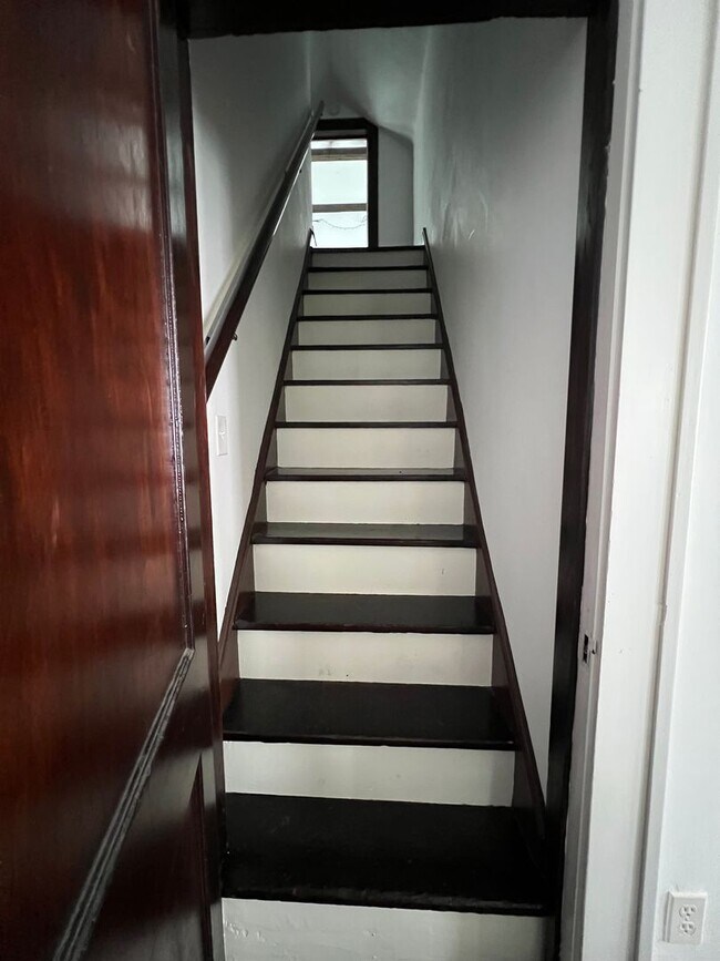Building Photo - {4331} Updated West Plaza Bungalow + Moder...