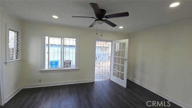 Building Photo - 454 W 59th Pl