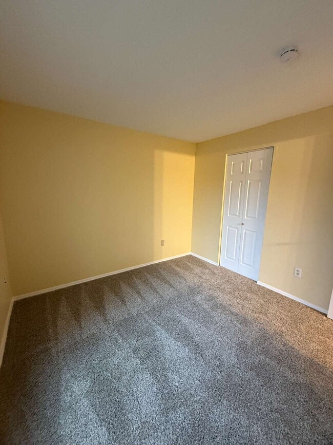 Building Photo - Fairwood Area Unit Available with Move-In Special!