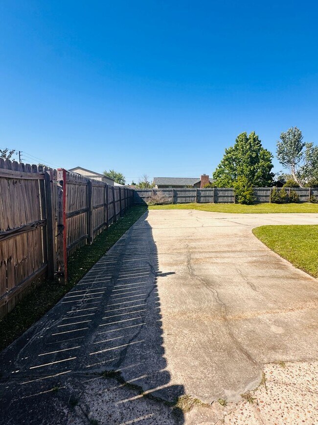 Building Photo - Adorable move-in ready home 3 bedroom 2 bath
