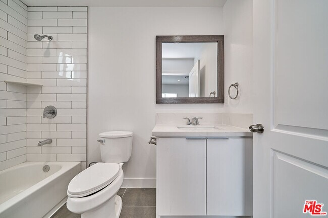 Building Photo - 605 1/2 W 41st Pl