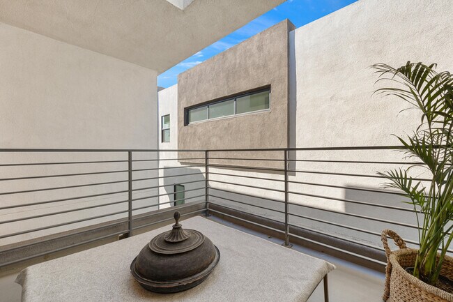 Building Photo - 483 Beacon Way