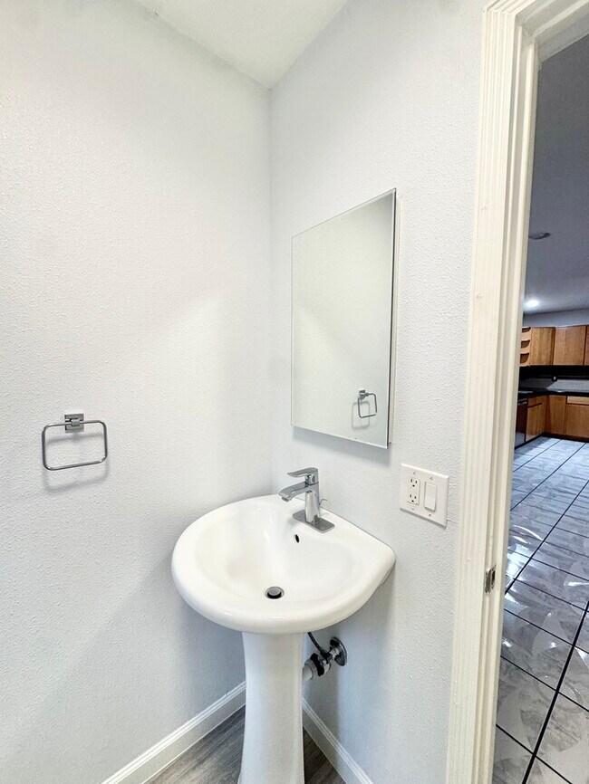 Building Photo - Stunning 3-bedroom, 2-bath home in North Highlands!