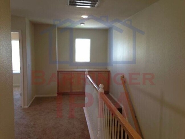 Building Photo - Close to freeway and shopping