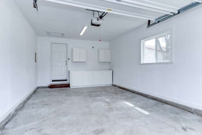 Building Photo - Ensign Ave Duplex