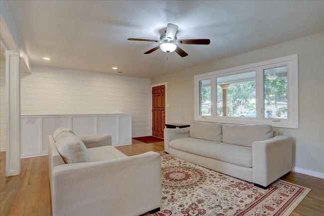 Building Photo - Beautifully renovated ranch home with drea...