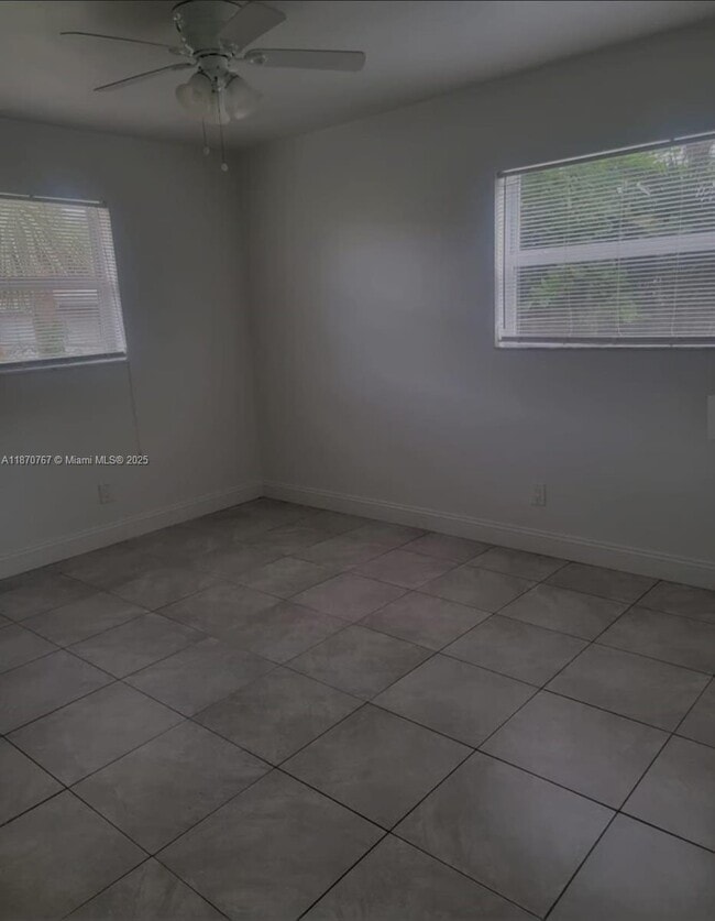 Building Photo - 853 SW 9th Ct