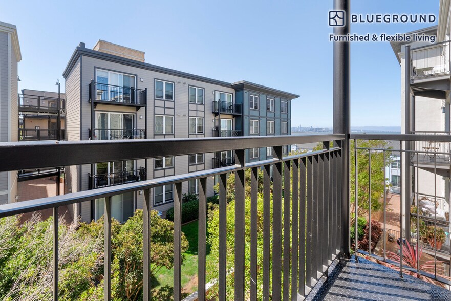 Building Photo - 5684 Bay St