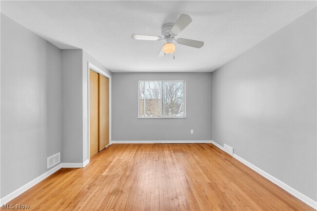 Building Photo - 10725 Vernon Ave