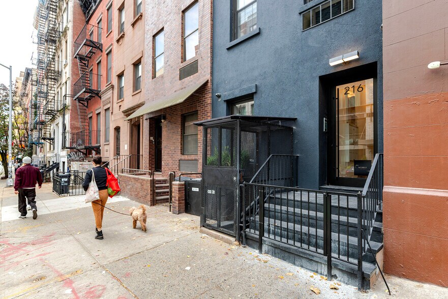 Building Photo - 216 E 13th St