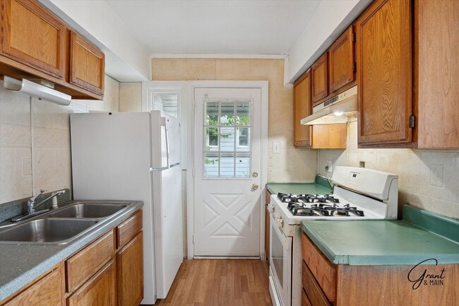 Building Photo - 3 bedroom Eastpointe $1300