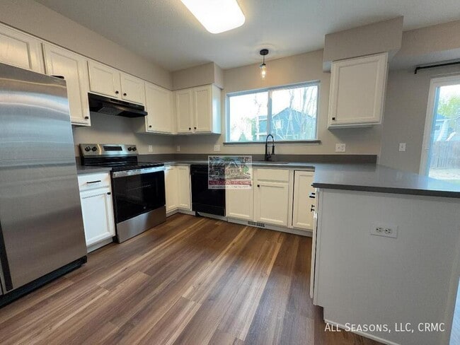 Building Photo - 5921 Fossil Dr