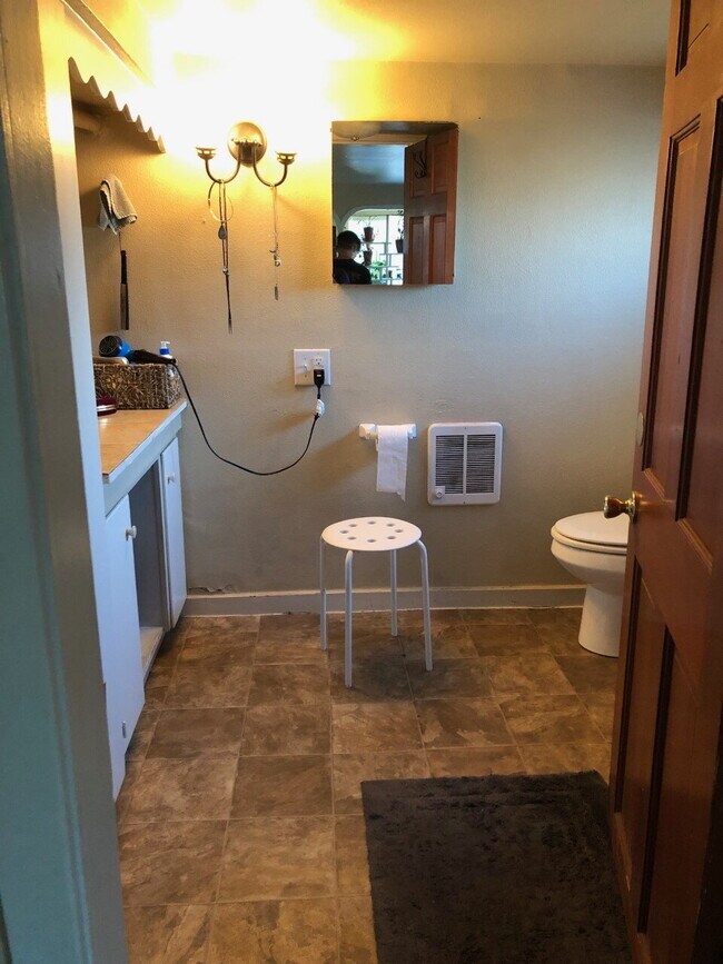 Building Photo - Walk to WWU and Downtown from This Perfectly Located Magnolia St Apartment