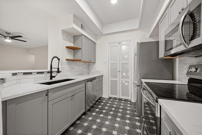 Building Photo - 4711 Spicewood Springs Rd