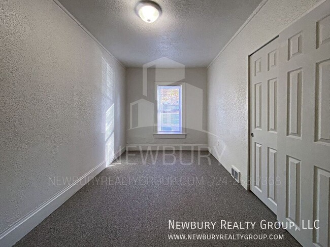 Building Photo - 33 Hickory St