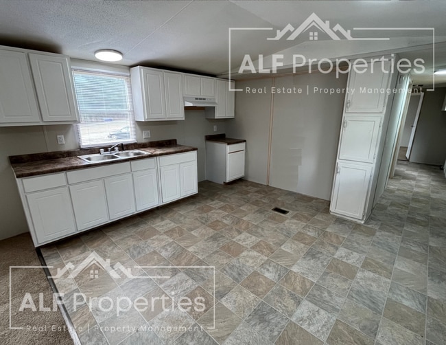 Building Photo - Newly Renovated and Available