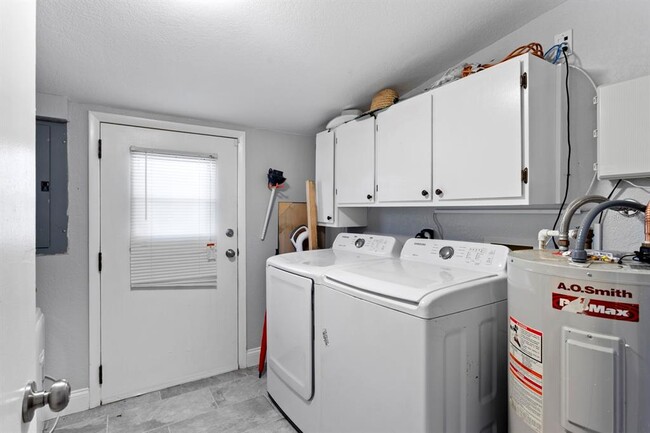 Building Photo - 4339 Wallace Cir