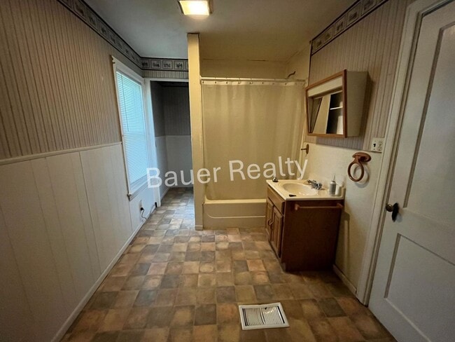Building Photo - 912 Grove Ave