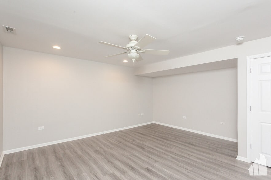 Building Photo - 845 W Lawrence Ave