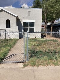 Building Photo - Gorgeous Newly Renovated 1 Bedroom Pets We...
