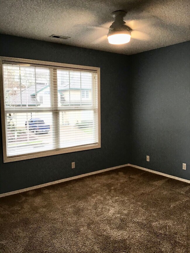 Building Photo - For Rent - Exceptional Murrayhill Location...