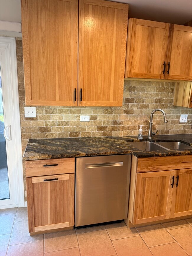 Building Photo - 585 Leahy Cir