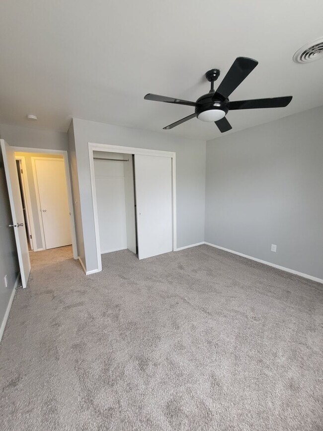 Building Photo - 2bed/1.5bath Condo near Robeson Elementary
