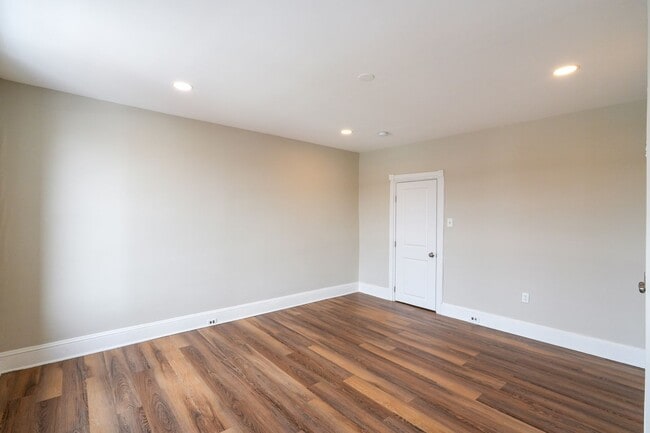 Building Photo - Amazing newly redone large 3 bedroom