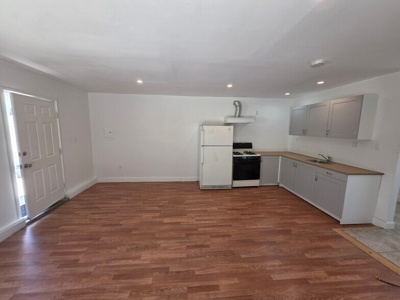 Building Photo - 10533 Nassau Ave