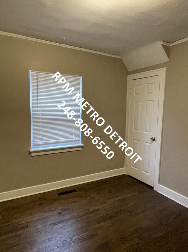 Building Photo - Move in Ready Brick Bungalow in Detroit