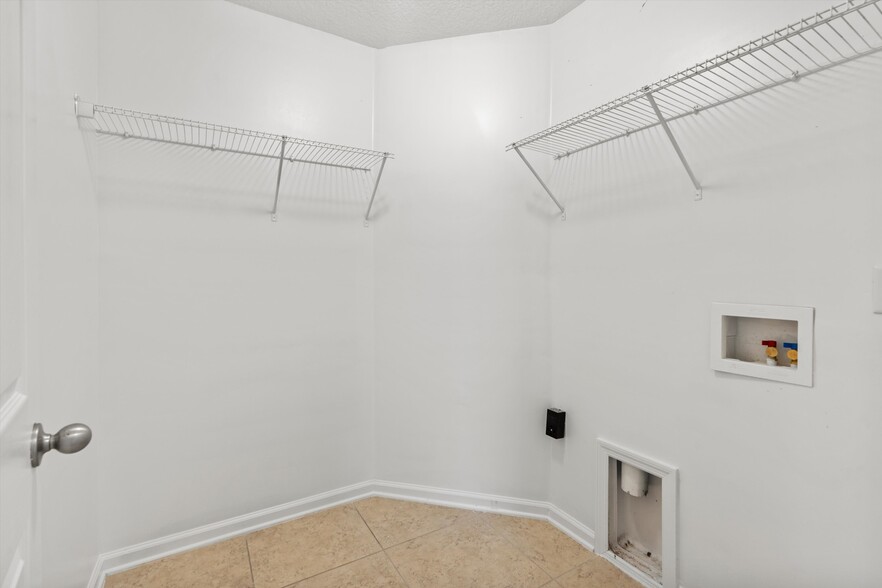 Building Photo - 3851 Aubrey Ln