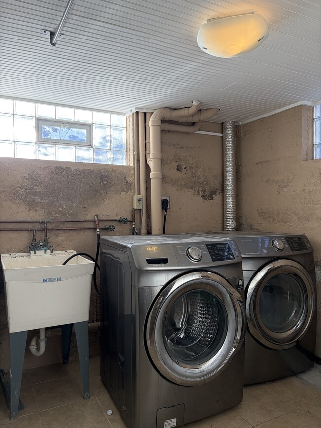 Building Photo - 934 W Shore Dr